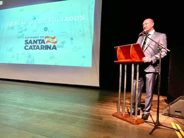 Foto: Divulgação O governador em exercício Mauro de Nadal recepcionou na manhã desta quarta-feira, 10, em Florianópolis, os 78 estagiários do Curso de Altos Estudos de Política e Estratégia (CAEPE) da Escola Superior de Guerra (ESG), do Ministério da Defe