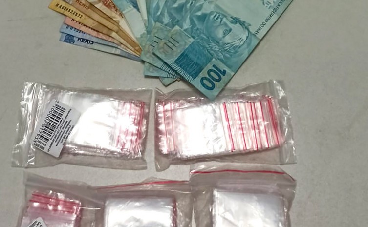 Drogas e dinheiro apreendidos pela Polícia Civil em Arapoema - Foto: SSP/Governo do Tocantins