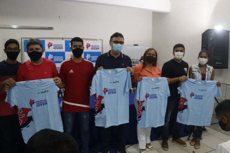 <em>Entrega de fardamentos do Programa Trabalho Jovem para estagiários em Bacabal (Foto: Divulgação)</em>