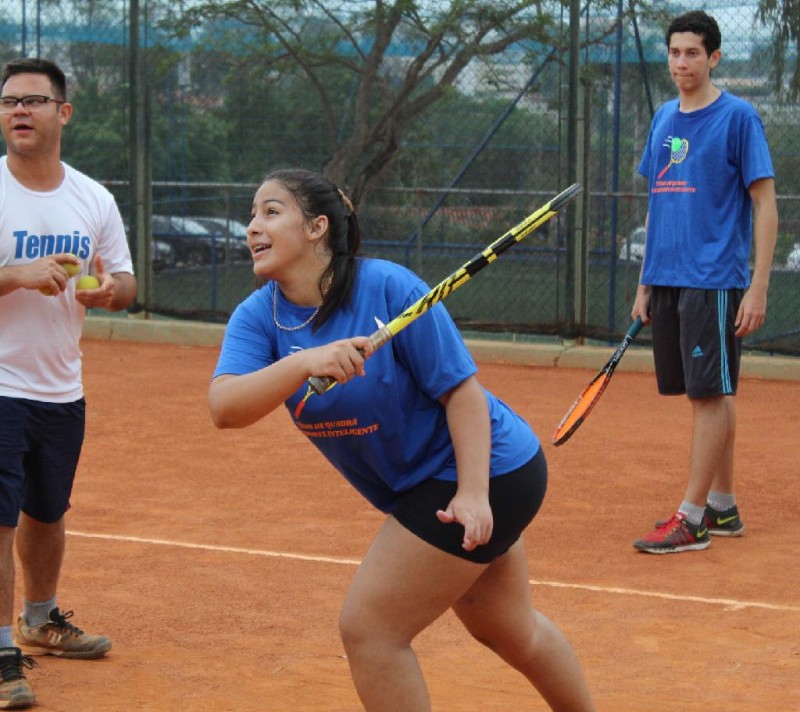 Por ser novidade, o tênis de quadra empolgou os alunos da Arena da Educação - Foto por: Divulgação