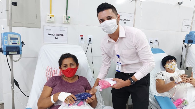 Entrega de lenços a pacientes no Hospital de Câncer do Maranhão. (Foto: Divulgação)