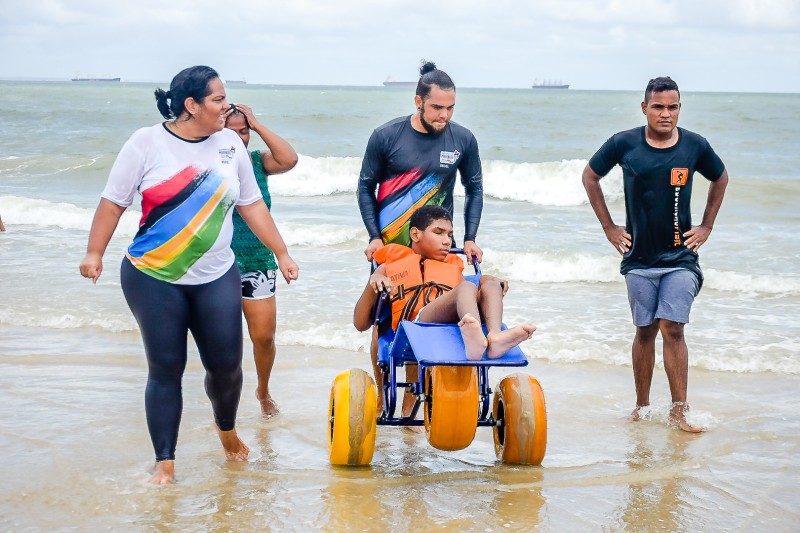 A ação da Sedel também contou com banho assistido para pessoa com deficiência<br>(Foto: Karlos Geromy
