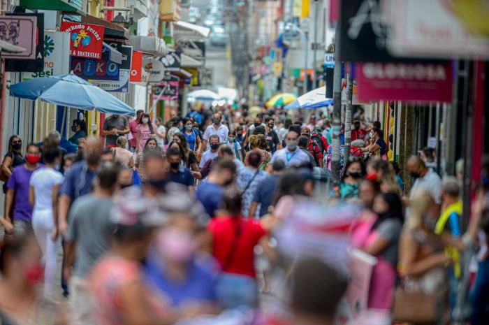 Mesmo sem leitos de UTI em SC, centro de Florianópolis permaneceu movimentado nesta terça - (Foto: Eduardo Valente/Ishoot/Estadão Conteúdo)