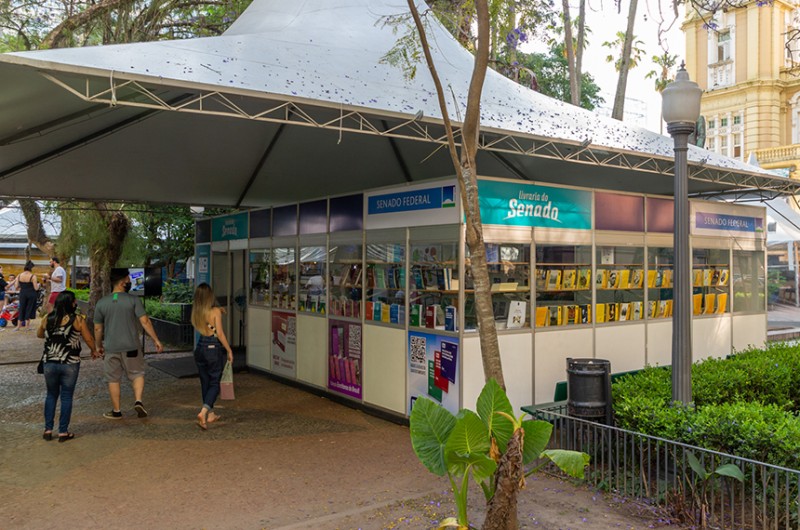 Estande da Livraria do Senado na feira, instalada ao ar livre no Centro de Porto Alegre - Abelardo Mendes Jr/Livraria do Senado