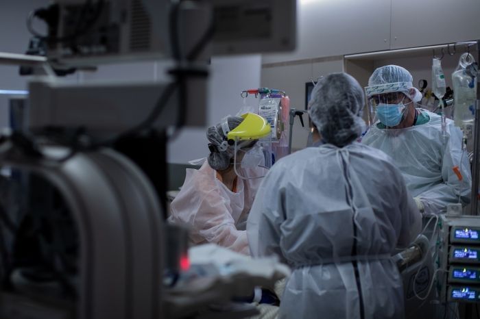 Equipe médica durante cirurgia em paciente com covid-19 em UTI de hospital em São Paulo - (Foto: Eduardo Anizelli/ Folhapress - 09.02.2021)