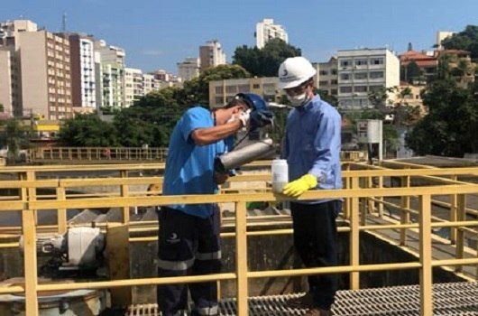 Pesquisadores coletaram amostras em duas estações de esgoto de Niterói - (Foto: Josué Damacena/Divulgação Agência Fiocruz)