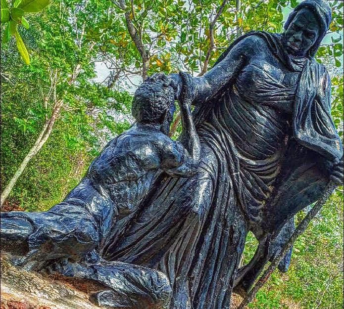 A foto da estátua da mãe Bonifácia dentro do parque foi elogiada por alunos e professores - Foto por: Divulgação
