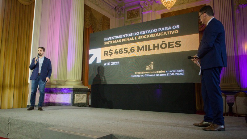 Governador Leite e secretário de Justiça e Sistemas Penal e Socioeducativo, Mauro Hauschild, apresentaram programa no Piratini - Foto: Palácio Piratini