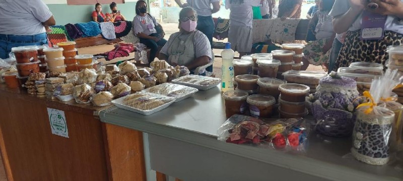 Durante a feira, as agricultoras também comercializaram os produtos da agricultura familiar - Foto por: Empaer
