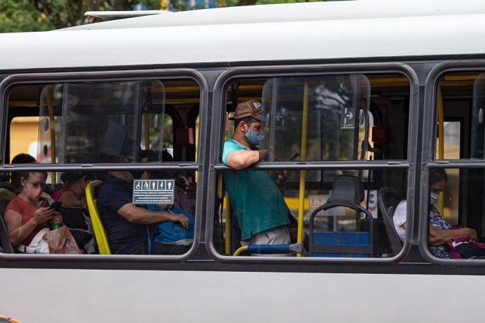 Brasil vive recrudescimento da curva de novos casos e óbitos por covid-19 - (Foto: Rodolfo Buhrer/Fotoarena/Estadão Conteúdo)