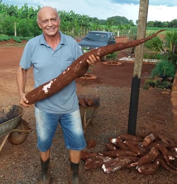 Produtor Eliel Ferreira Porto é atendido pela equipe da Empaer e seu exemplo será apresentado na palestra sobre cultivo da mandioca - Foto por: Empaer