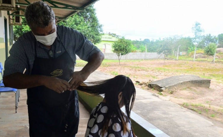 Houve um momento de beleza com corte e escova de cabelo - Foto: Márcia Rosa/ Governo do Tocantins