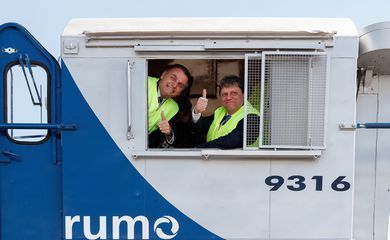 Em 2019, Bolsonaro e ministro Tarcísio de Freitas assinaram contrato para trecho da obra - (Foto: Alan Santos/ PR 31-07-2019)