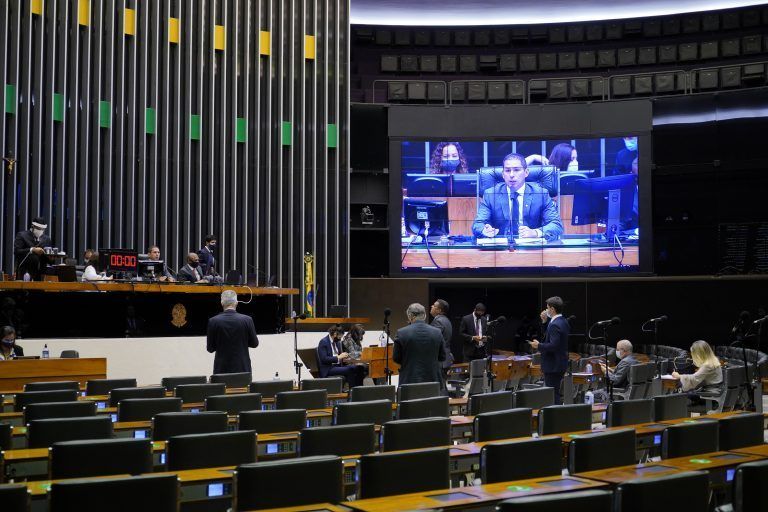 Deputados acompanham a sessão no Plenário - (Foto: Pablo Valadares/Câmara dos Deputados )