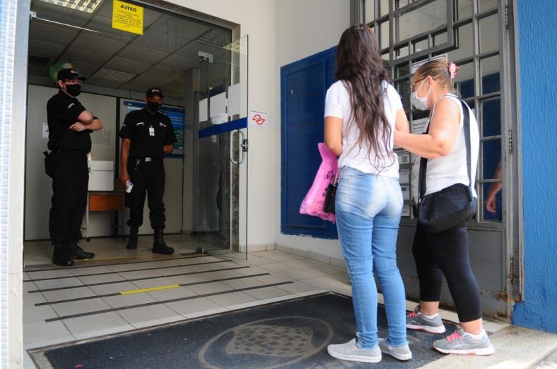 Atualmente, agências funcionam em horário reduzido e com protocolos sanitários - (Foto: Wagner Souza/Futura Press/Folhapress)