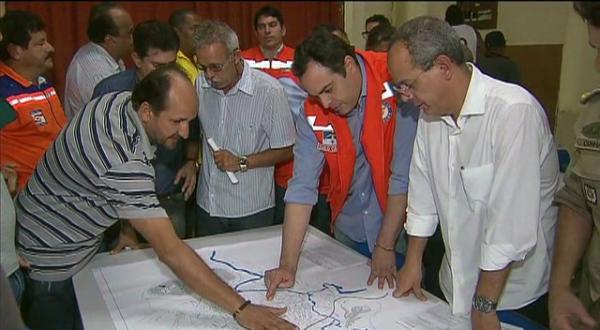 Governador Paulo Câmara foi às cidades de Catende e Ribeirão para acompanhar planejamento para ajudar vítimas das enchentes e para reconstruir imóveis prejudicados pela água (Foto: Reprodução/TV Globo)
