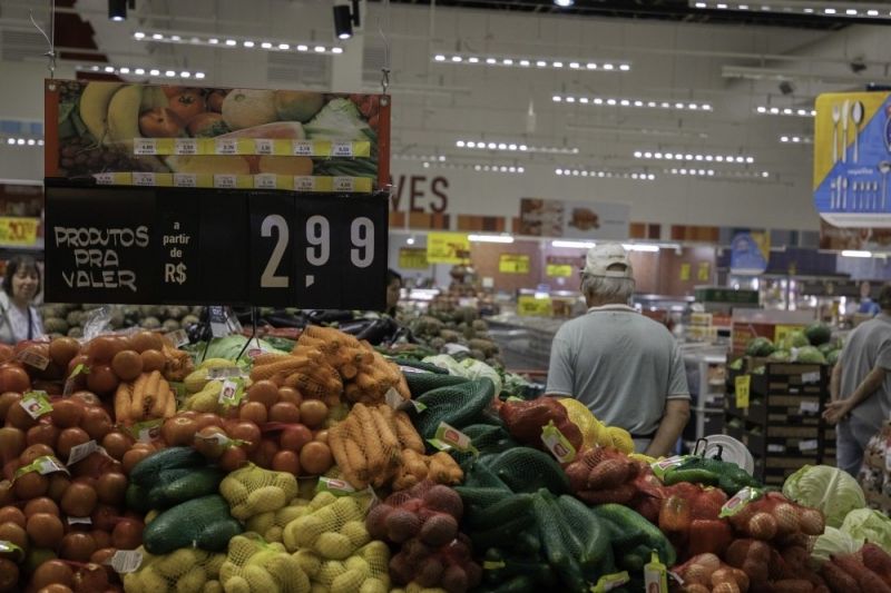 Inflação dos mais pobres saltou 6,27% em 12 meses - (Foto: BRUNO ROCHA/FOTOARENA/FOTOARENA/ESTADÃO CONTEÚDO)