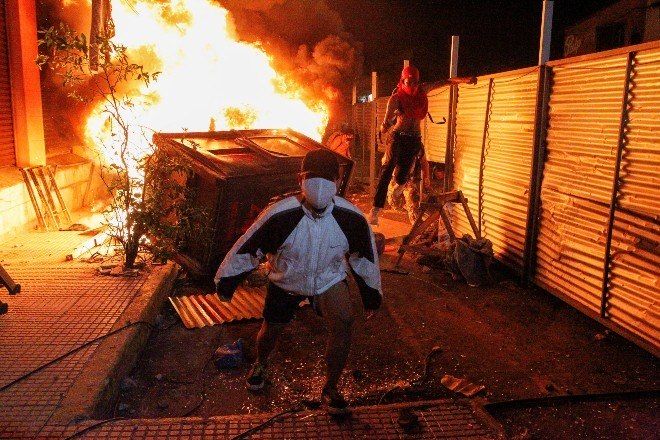 Paraguaios protestaram na sexta-feira (5) contra a condução da pandemia - (Foto: REUTERS)