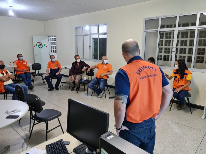 Equipe da Regional de Proteção e Defesa Civil 4 (Repdec 4) em reunião. 