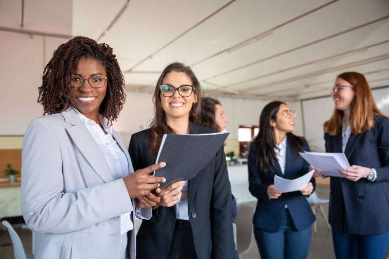 Maior presença de mulheres foi identificada em áreas como RH, marketing e comercial - (Foto: pch.vector / frepik - 05/03/2021)