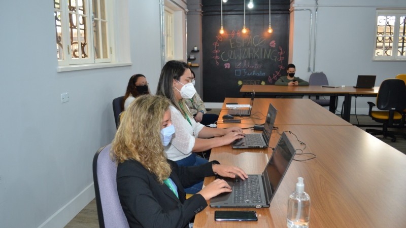 O ambiente tem mesas de uso compartilhado, rede wifi, armários com chaves, quadro negro e área de convivência - Foto: Ascom Sefaz