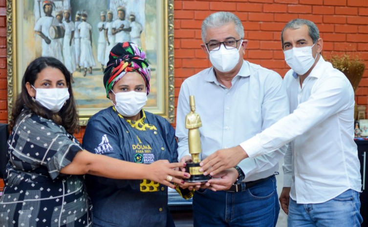 Em visita de cortesia, Ruth Almeida apresentou o troféu do Prêmio Dolmã ao presidente e superintendentes - Foto: Flávio Cavalera/Governo do Tocantins
