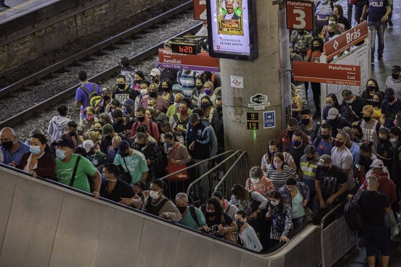 Movimento na manhã desta segunda-feira na estação Brás da CPTM, em São Paulo (SP) - (Foto: Bruno Rocha/Enquadrar/Estadão Conteúdo)