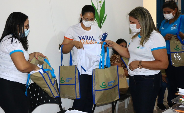 Equipe da Coordenação Estadual do Programa Criança Feliz em entrega de kits nos municípios - Foto: Carlessandro Souza/Governo do Tocantins