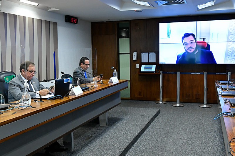 Izalci Lucas (E) comanda debate com Lima Junior e Pedro Vogado (no telão) - Geraldo Magela/Agência Senado