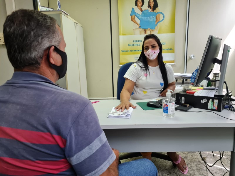 Agente de desenvolvimento do Sebrae de João Neiva Hellaine Cristina Passos em atendimento.