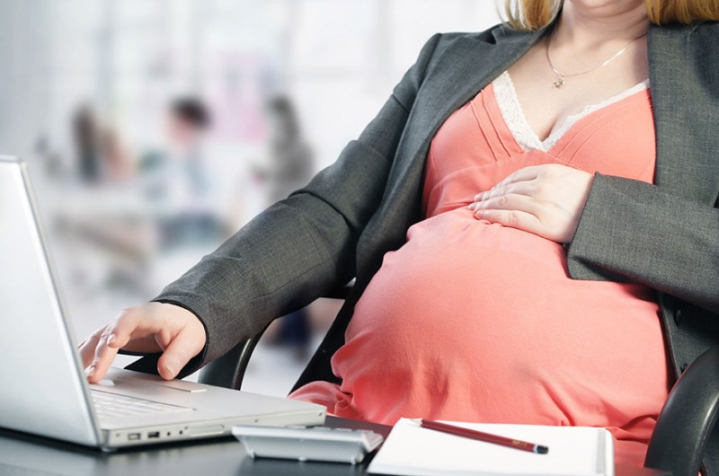 Lei em vigor prevê trabalho remoto para grávidas, mas não trata dos casos em que a atividade a distância não é possível - Bigstock
