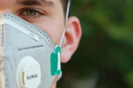 No exterior, máscaras com saída de ar já estavam proibidas no transporte aéreo - (Foto: Pixabay)