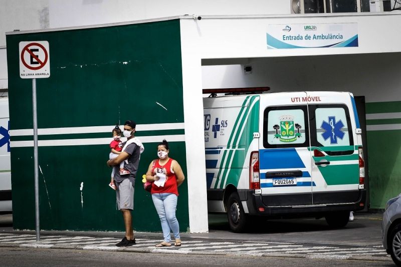 Média de novos casos e óbitos disparou em todo o país nas últimas semanas - (Foto: Aloisio Mauricio/Fotoarena/Estadão Conteúdo)