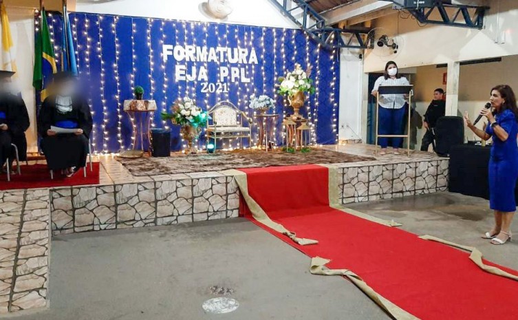 A cerimônia, promovida pela equipe da Escola Mãe, teve direito a tapete vermelho, beca de formatura e canudo - Foto: Seciju/Governo do Tocantins