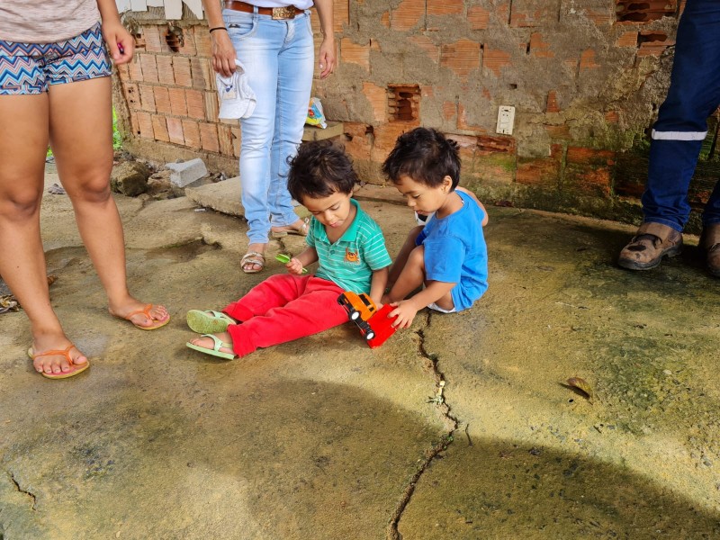 s meninas foram presenteadas com um kit contendo uma boneca e uma bola e para os meninos o kit possuiu um carrinho e uma bola.