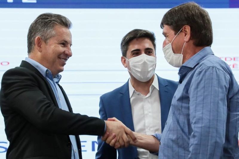 Governador Mauro Mendes e secretário de Educação, Alan Porto, assinam 80 convênios para reformas, ampliação e construção de escolas e quadras poliesportivas - Foto por: Mayke Toscano/Secom-MT