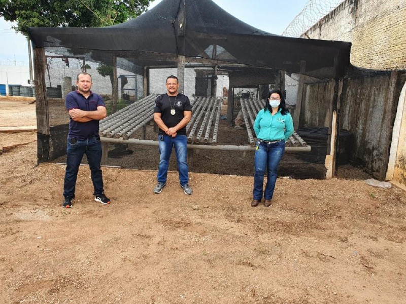 Equipe da diretoria da Cadeia Pública com a técnica da Empaer, Marribe Siria Cardena. - Foto por: Empaer