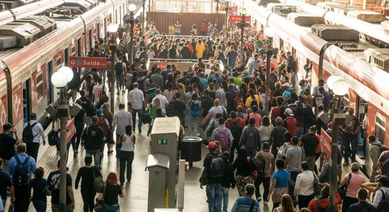 Movimento em estação de trem na capital paulista na manhã desta segunda-feira - (Foto: Roberto Costa/Código19/Estadão Conteúdo)