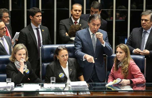 Foto: Agência Brasil Senadoras da oposição fizeram protesto e ocuparam a mesa diretora do Senado por quase 7 horas