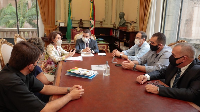 Souza e a secretária Raquel discutiram situação de escolas de Tramandaí e Osório - Foto: Itamar Aguiar/Palácio Piratini