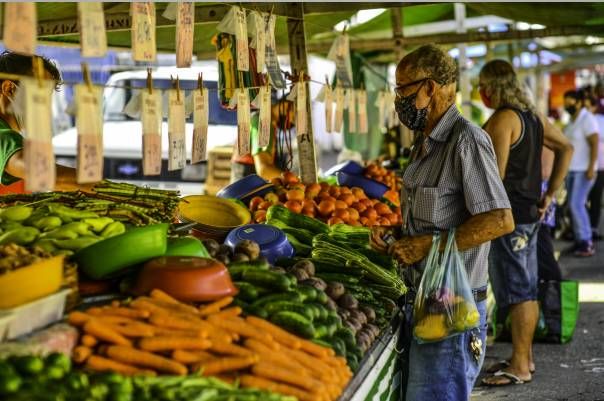 Em 12 meses, inflação dos mais pobres supera a dos mais ricos - (Foto: LUCAS LACAZ RUIZ/ESTADÃO CONTEÚDO-16/12/2020)