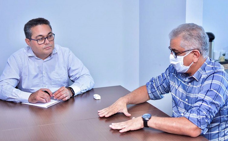 Jairo Mariano e Hercy Filho conversaram sobre melhorias estruturais no município de Dianópolis - Foto: Flávio Cavalera/Governo do Tocantins