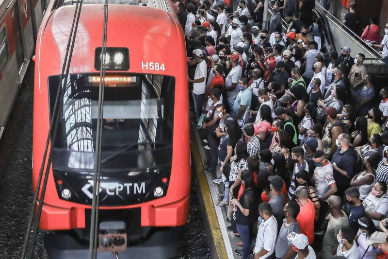 Média de novos casos diários supera 66 mil, segundo dados oficiais - (Foto: André Pera/Pera Photo Press/Estadão Conteúdo - 15.3.2021)