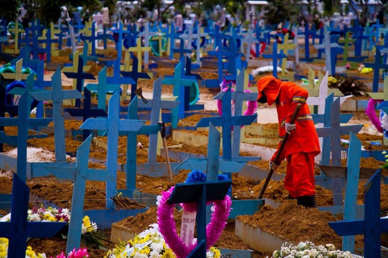 Somente na semana passada, foram registrados 12,7 mil óbitos por covid-19 no país - (Foto: Aguilar Abecassis/Photopress/Estadão Conteúdo)