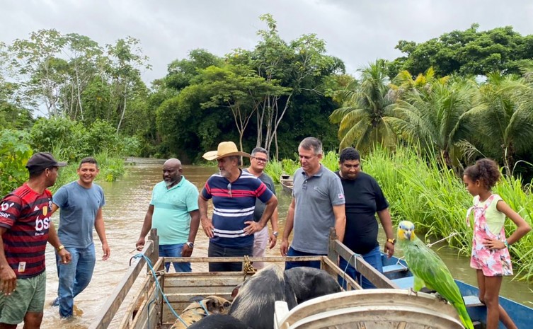 Secretário da Seagro durante vistoria em áreas alagadas - Foto: Governo do Tocantins