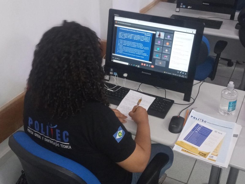 O curso acontece na capital, na academia de Polícia Judiciária Civil e, simultaneamente é transmitido para os novos papiloscopistas lotados nas unidades do interior do estado. - Foto por: Tita Mara Teixeira