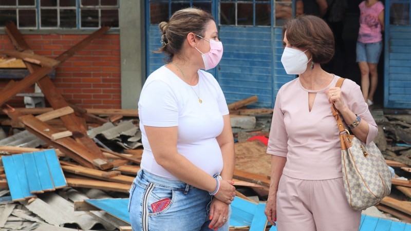 Secretária Raquel e a diretora Carla Salazar, do Ciep Carmen Alice Laviaguerre - Foto: Cainan Silva/Seduc