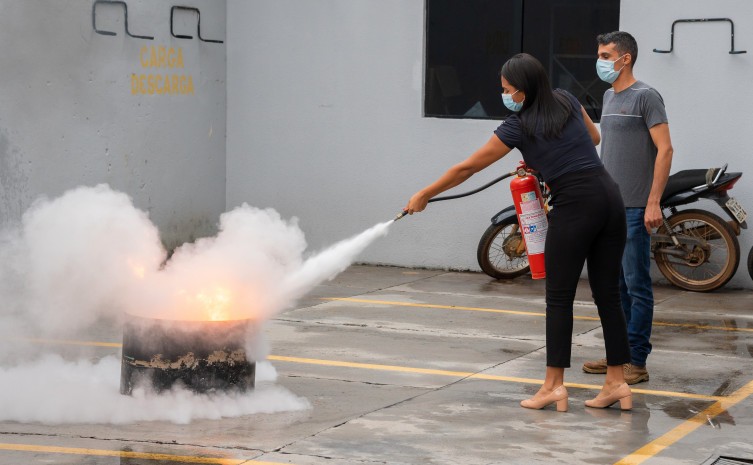 Alunos recebem instruções sobre teorias do fogo e métodos de extinção - Foto: Lennon Pereira/Governo do Tocantins