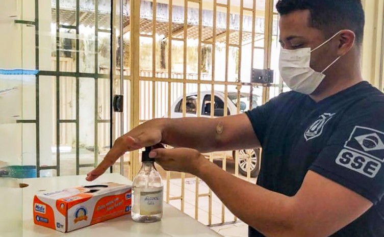 Dentre as medidas para prevenção de contágio e disseminação da covid-19 estão: higienização das mãos, uso obrigatório de equipamentos de proteção individual e distanciamento social - Foto: Seciju/Governo do Tocantins