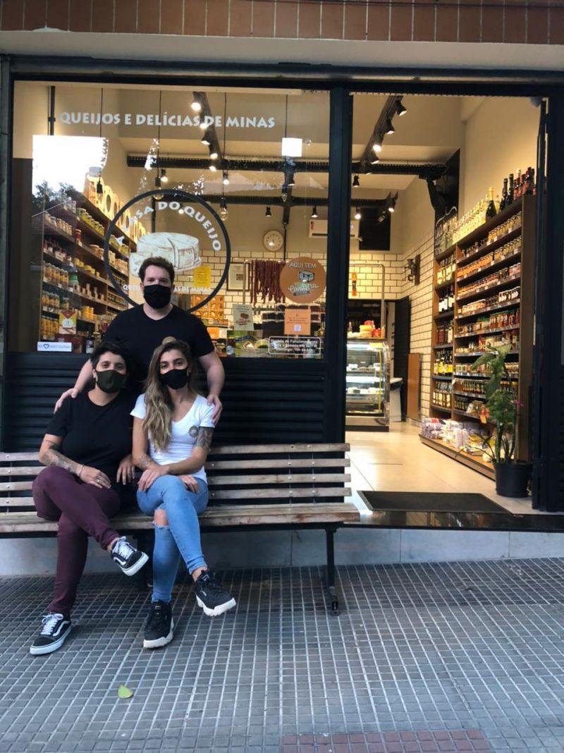 Guilherme, Ana Paula e Victoria, da Casa do Queijo: intensificação do processo de entregas e cooperação com comerciantes vizinhos - (Foto: Arquivo pessoal)